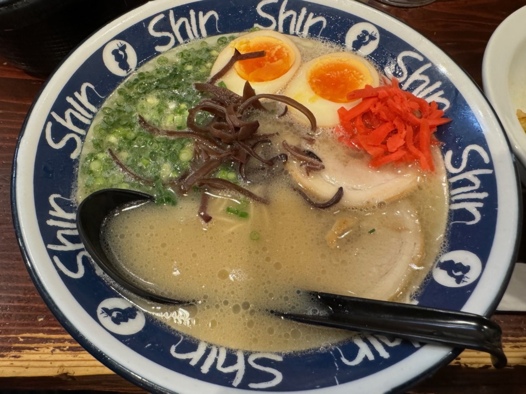 博多らーめんShinShin博多デイトス店の煮卵入りラーメン