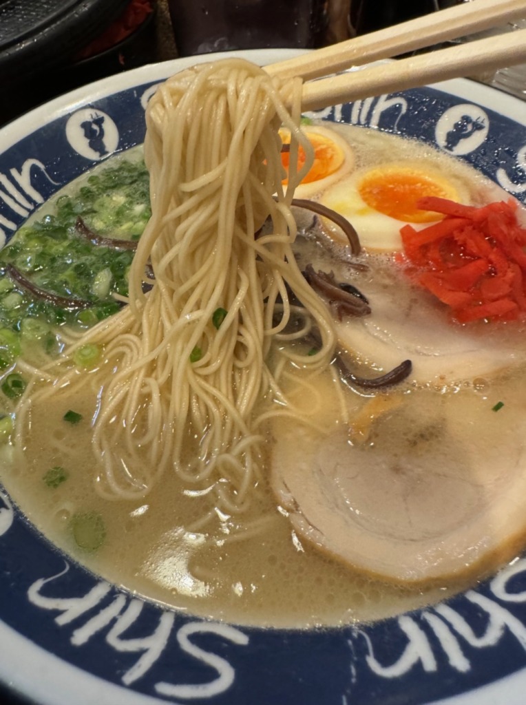 博多らーめんShinShin博多デイトス店の極細麺