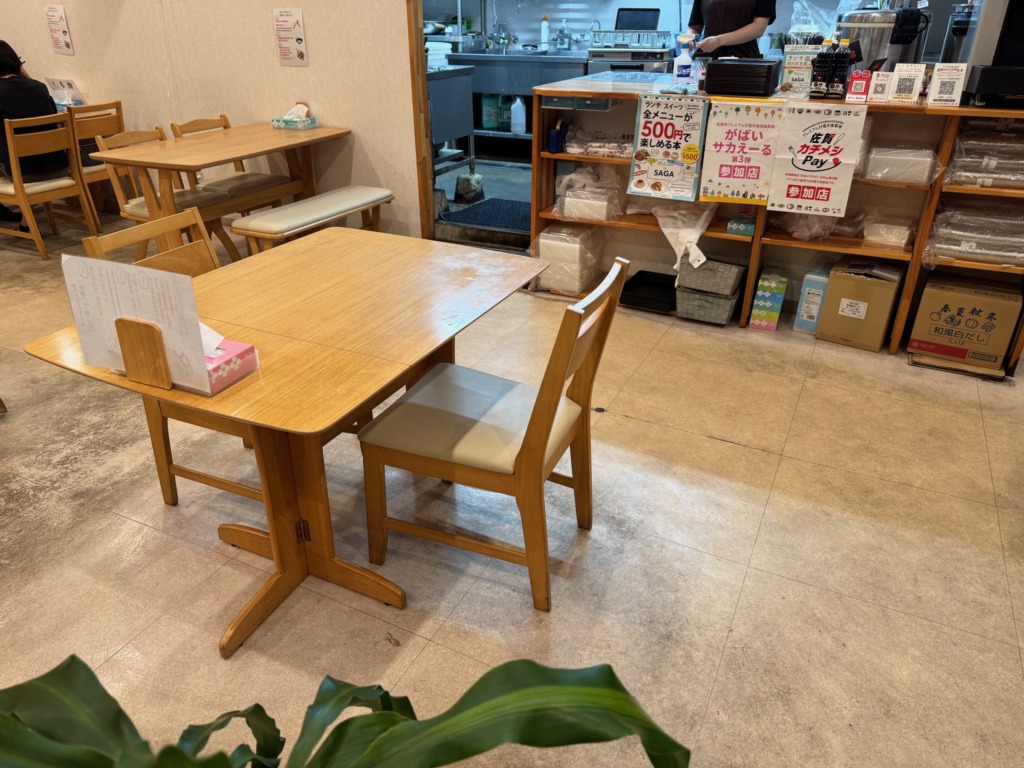 熊本黒酢チキン南蛮専門店たかもとや佐賀医大前店の店内