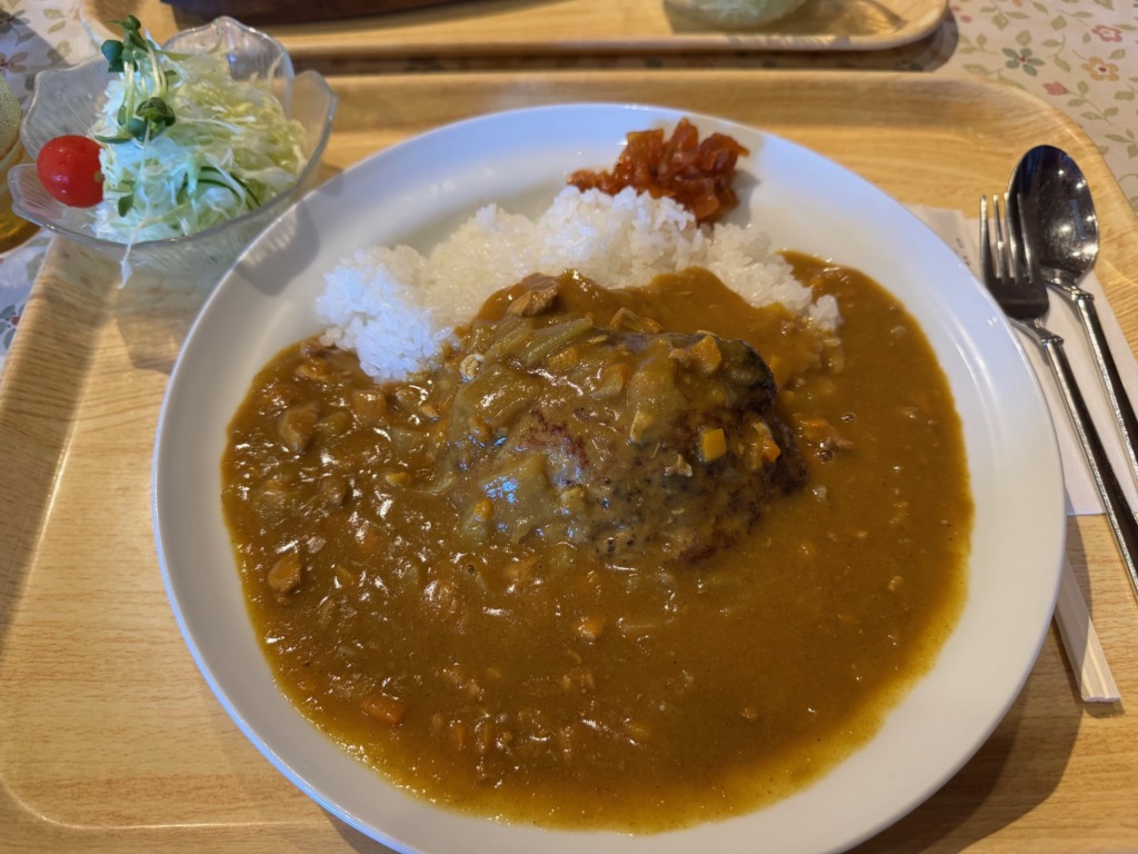 ハンバーグカレーの店「ジャンボ」のハンバーグカレー