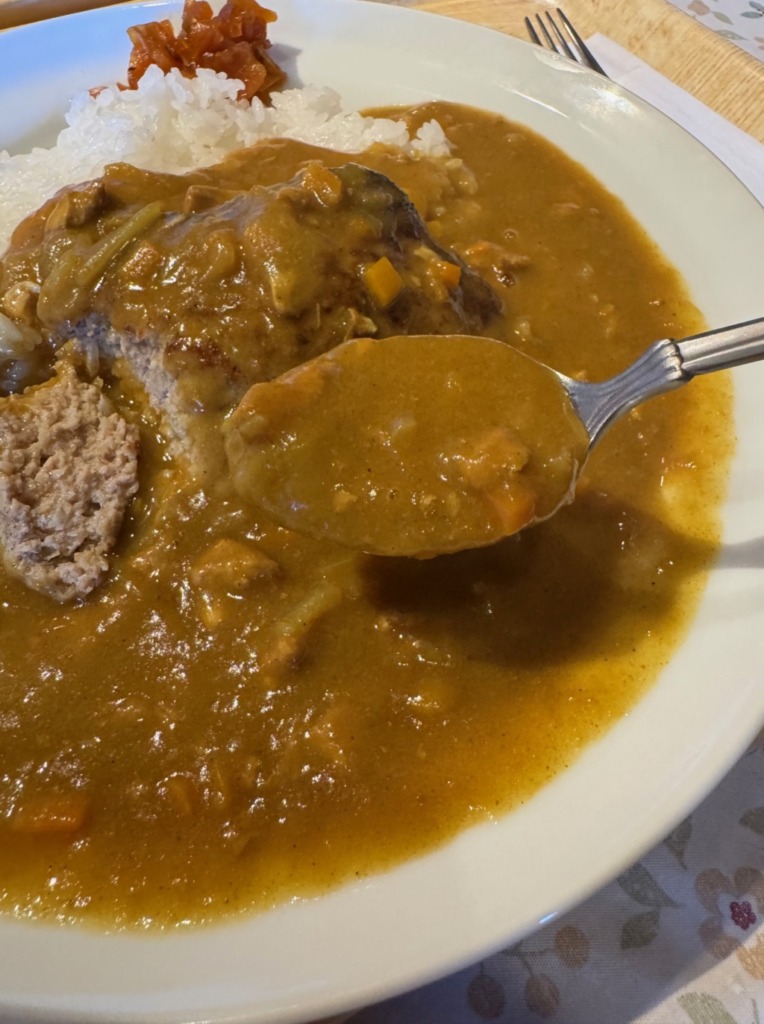 ハンバーグカレーの店「ジャンボ」のハンバーグカレー