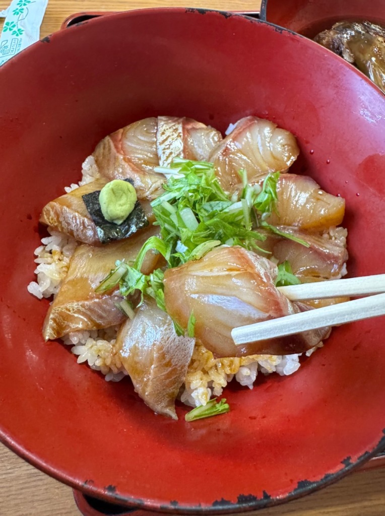 みなと食堂のかんぱち漬け丼