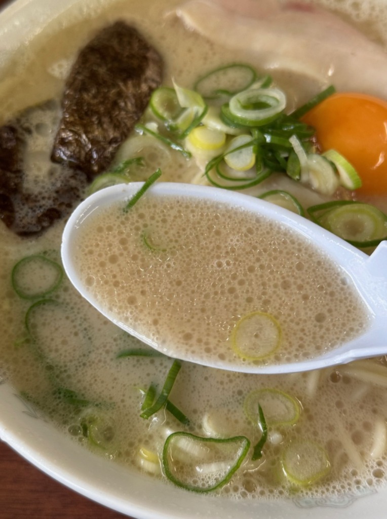 来久軒の生卵入りラーメンのスープ