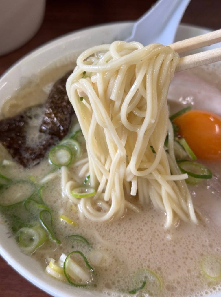 来久軒の生卵入りラーメンの麺