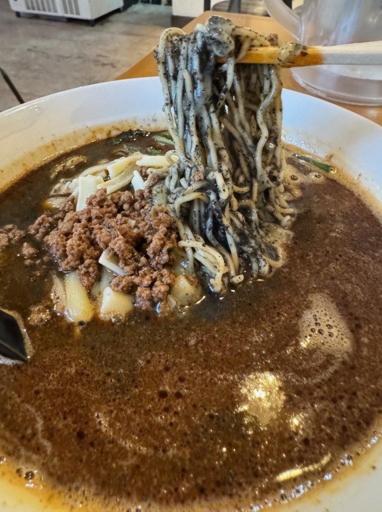 秀嶋商店の黒胡麻担々麺