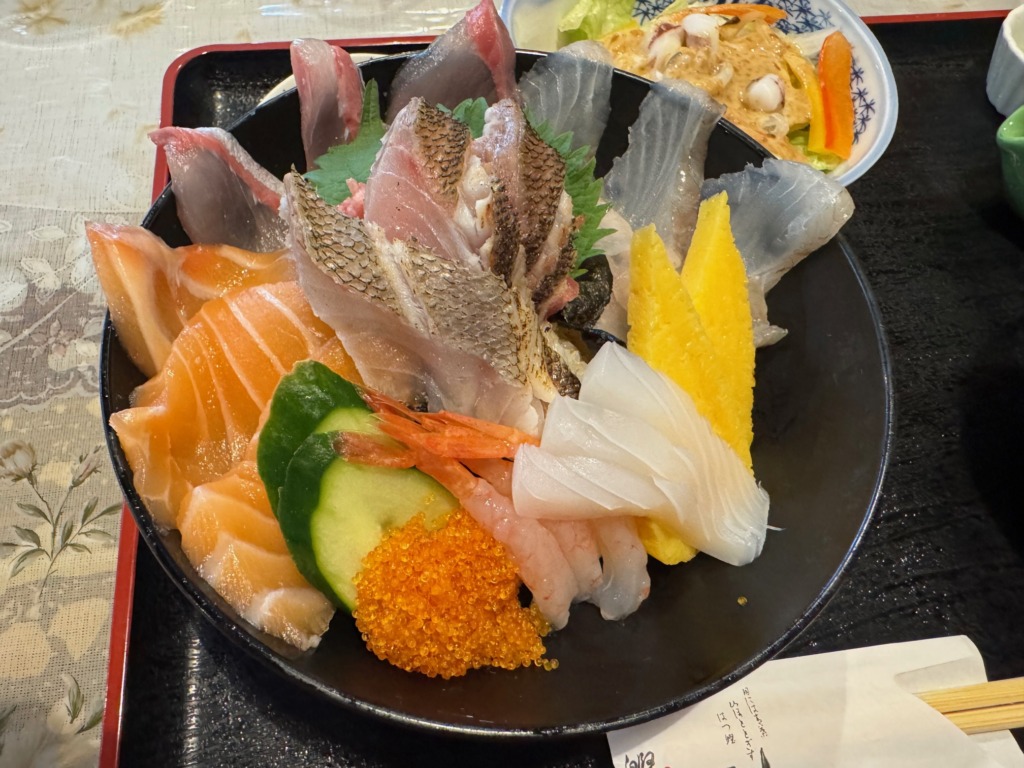 魚処亀山の上海鮮丼