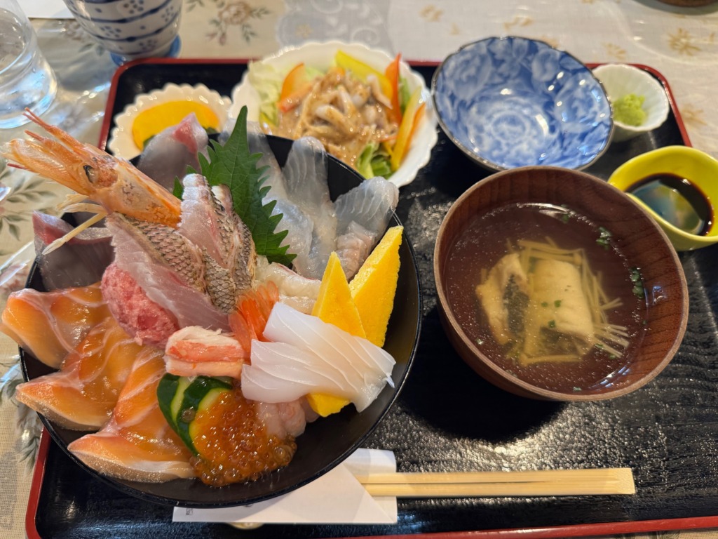 魚処亀山の特上海鮮丼