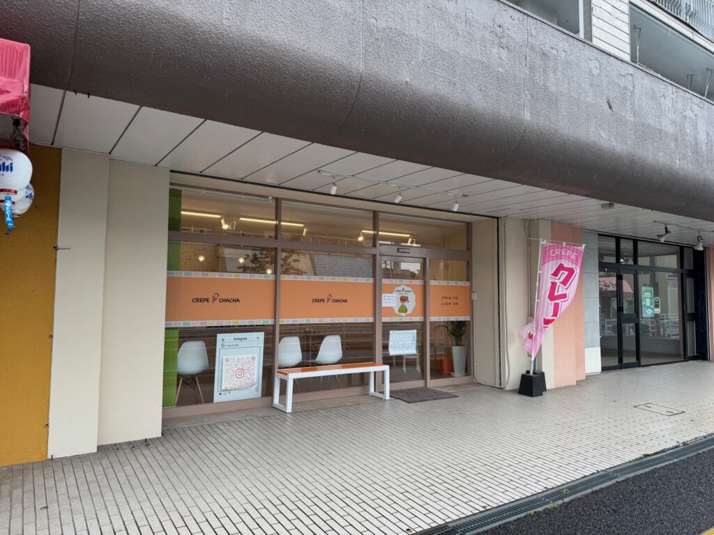 佐賀市クレープCHACHAの外観|白×ピンクのナチュラルで可愛い店舗