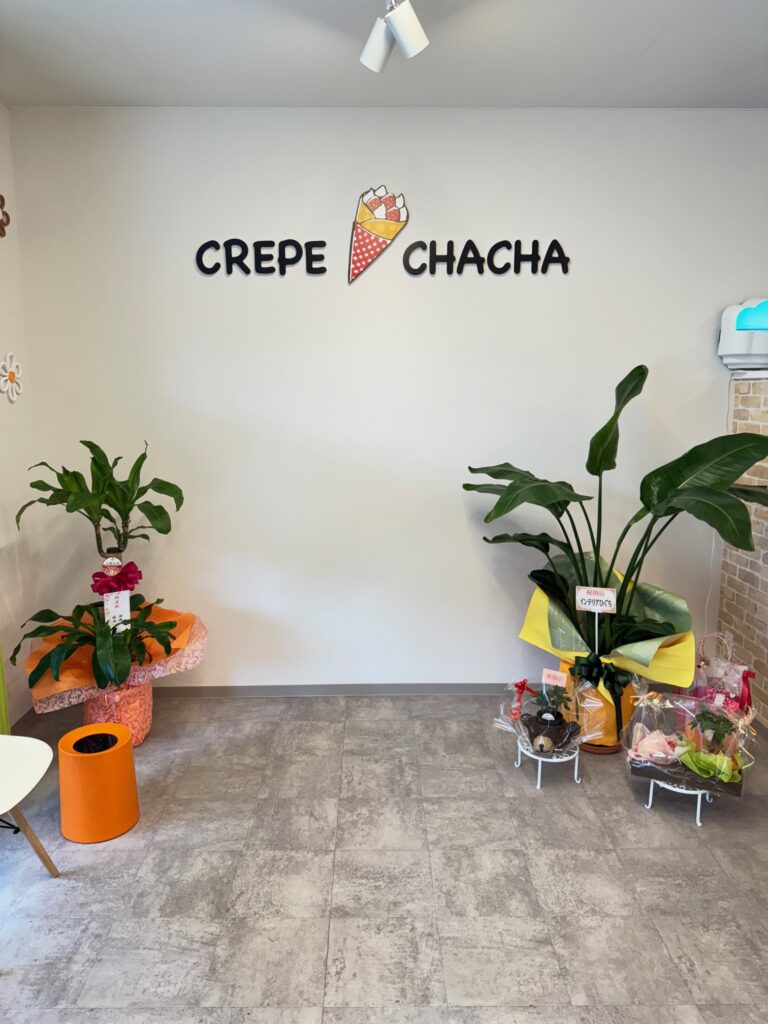 クレープCHACHAのイートインスペース|明るく広々としたおしゃれな空間