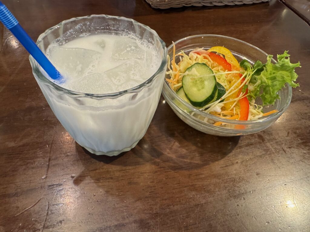 ランチセットのサラダとラッシー|さっぱりとした口当たりが魅力