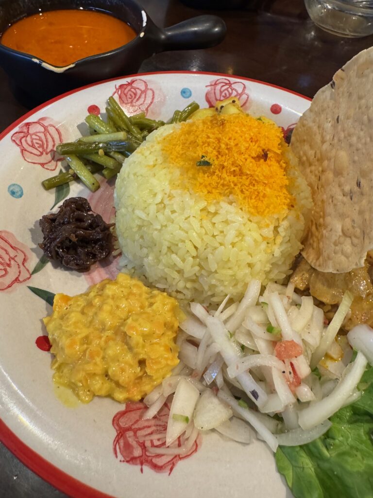 ライアンカリーセット|彩り豊かな副菜とスパイス香る本格スープカレーのランチプレート