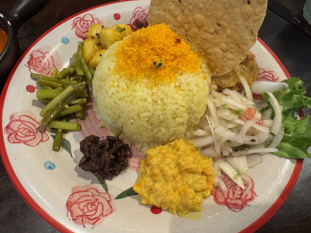 スリランカ風カレーの盛り付け|ライスとスパイス香るカレー、彩り野菜が一皿に