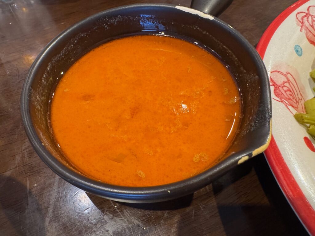 スリランカ風カレーの盛り付け|ライスとスパイス香るカレー、彩り野菜が一皿に