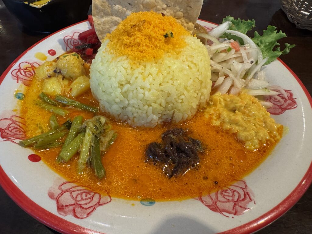 スリランカ風カレーの盛り付け|ライスとスパイス香るカレー、彩り野菜が一皿に