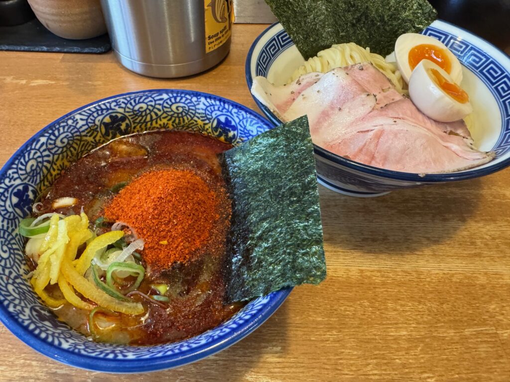 「プレミアム辛辛つけ麺|ツヤのある太麺と柔らかチャーシューが美しい一杯」