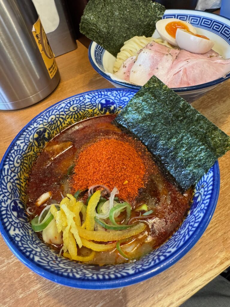 「プレミアム辛辛つけ麺|ツヤのある太麺と柔らかチャーシューが美しい一杯」
