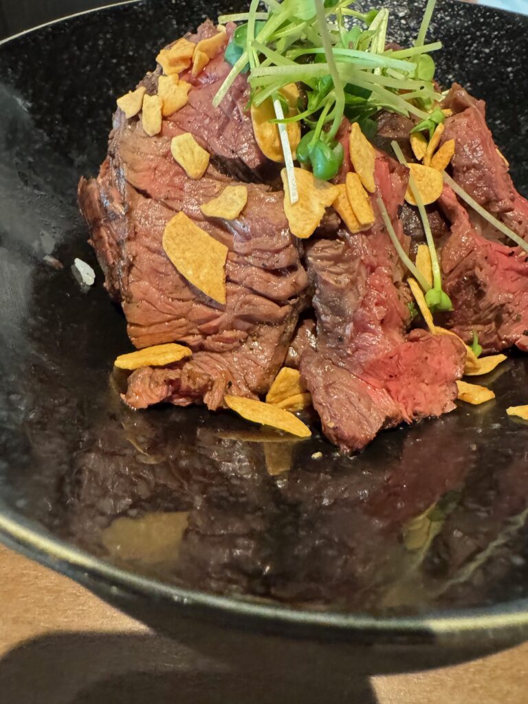 肉厚なステーキがのったステーキ丼｜ガッツリ食べたい人におすすめ