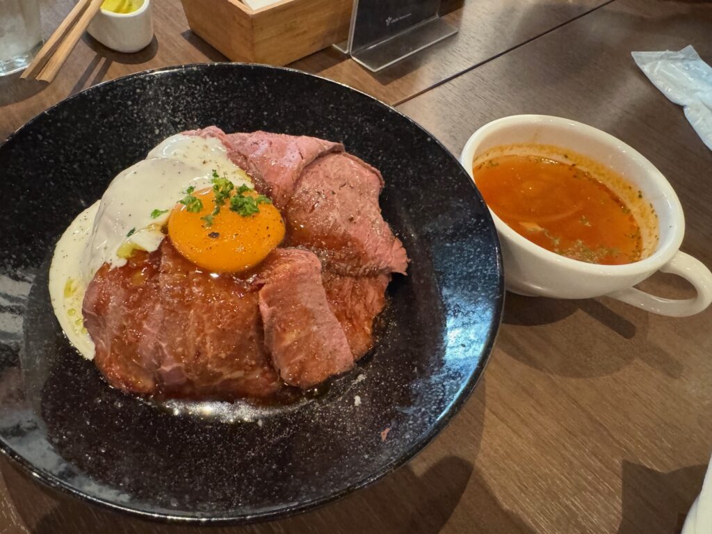 富士山のように盛られたローストビーフ丼｜卵との相性も抜群の人気ランチ