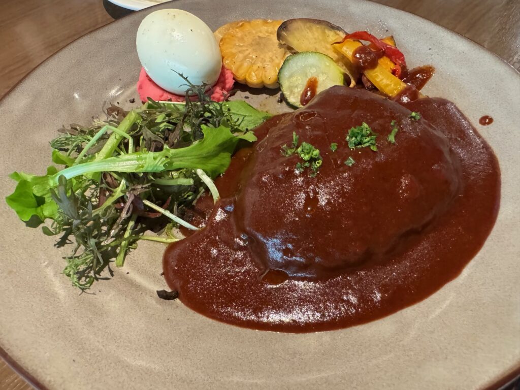 特製煮込みハンバーグプレート｜濃厚なソースとふわっとジューシーなハンバーグ