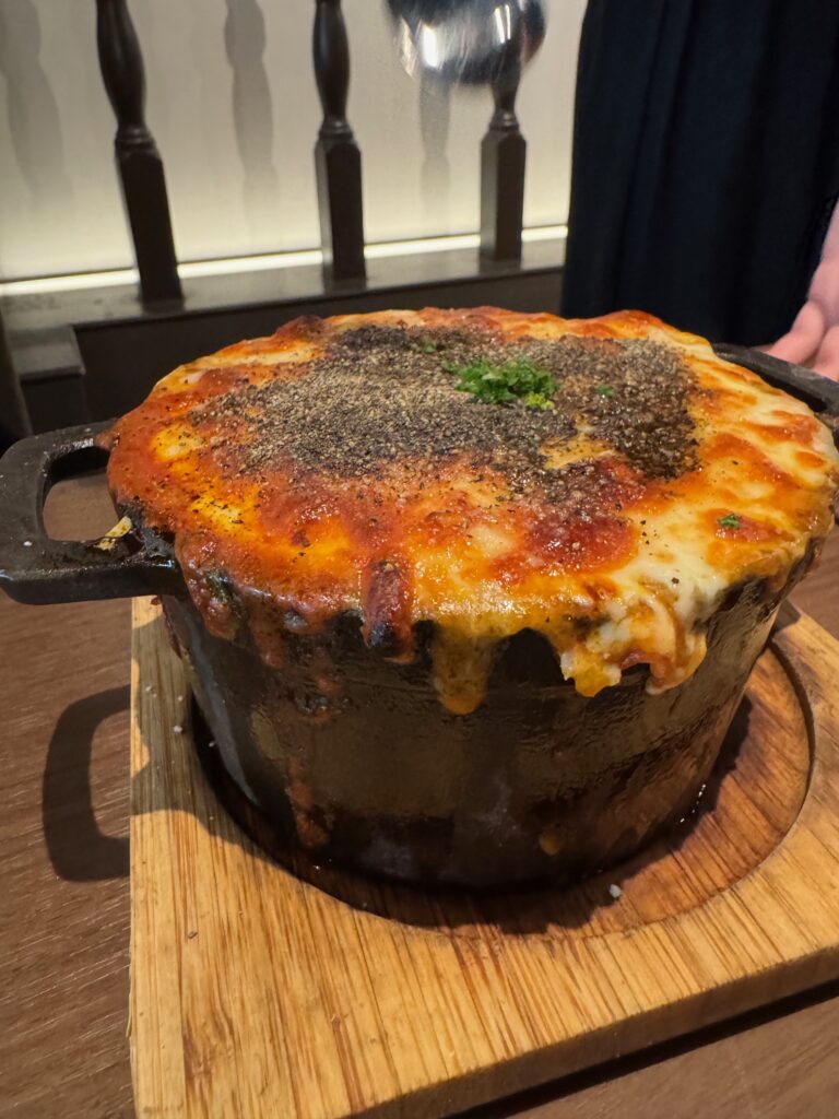 チーズに覆われた名物ボルケーノ｜店員が目の前で混ぜてくれる演出付き