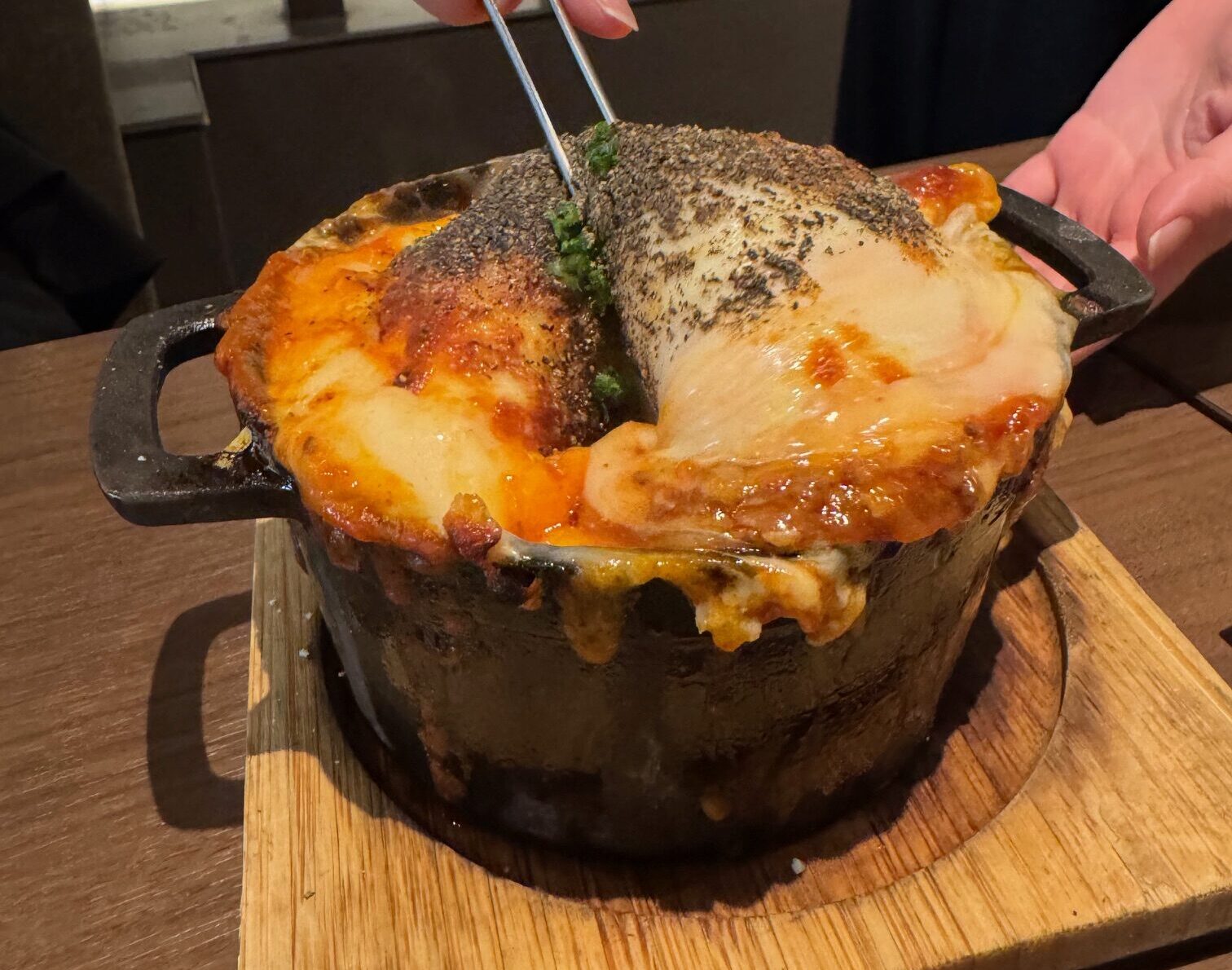 小倉のジラフモノクロームチーズに覆われた名物ボルケーノ｜店員が目の前で混ぜてくれる演出付き