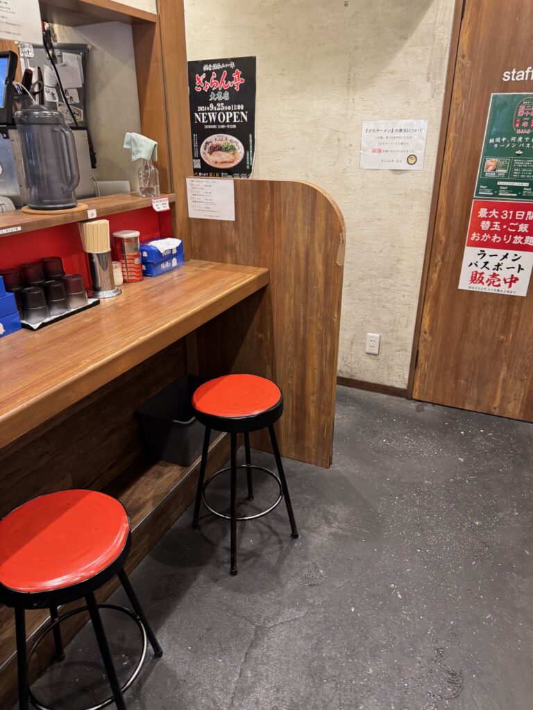 どろラーメン|ぎょらん亭の店内