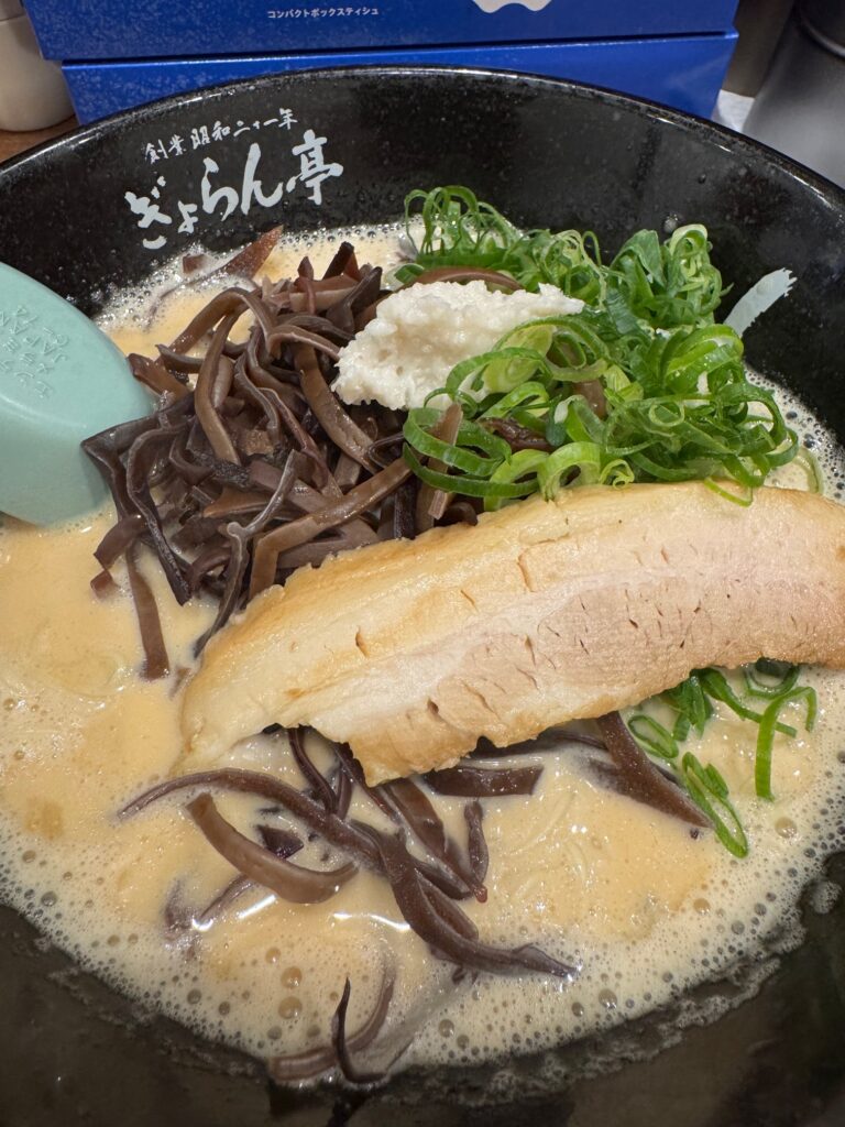 どろラーメンの濃厚な泡系スープと中太麺、チャーシュー|ぎょらん亭