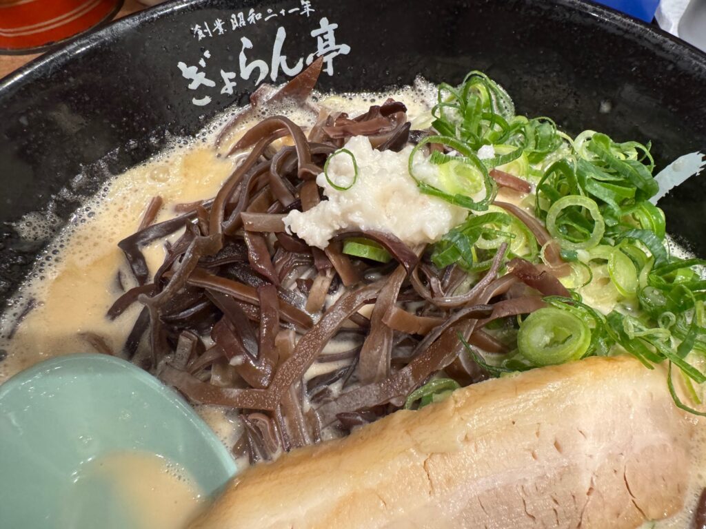 どろラーメンの濃厚な泡系スープと中太麺、チャーシュー、キクラゲ|ぎょらん亭
