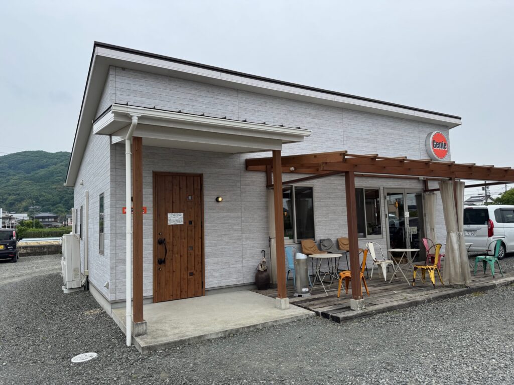 Dining Kitchen Genieの店舗外観。田んぼに囲まれた白石町の隠れ家レストラン