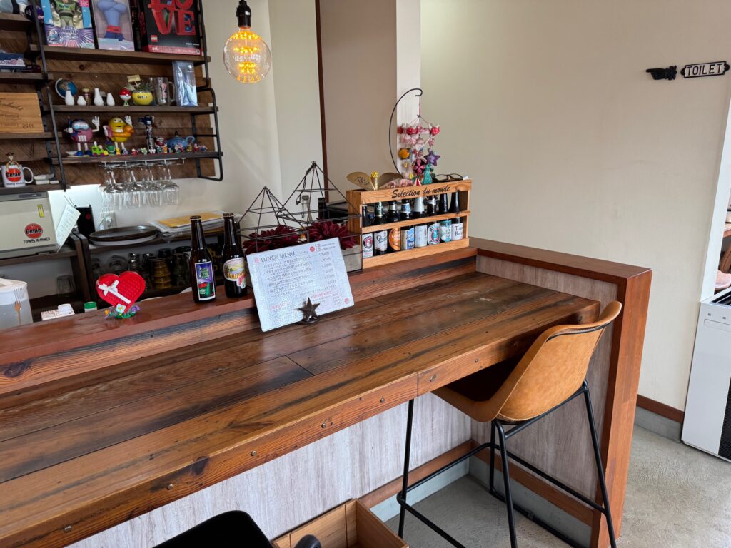 Dining Kitchen Genieのウッド調で落ち着いた店内