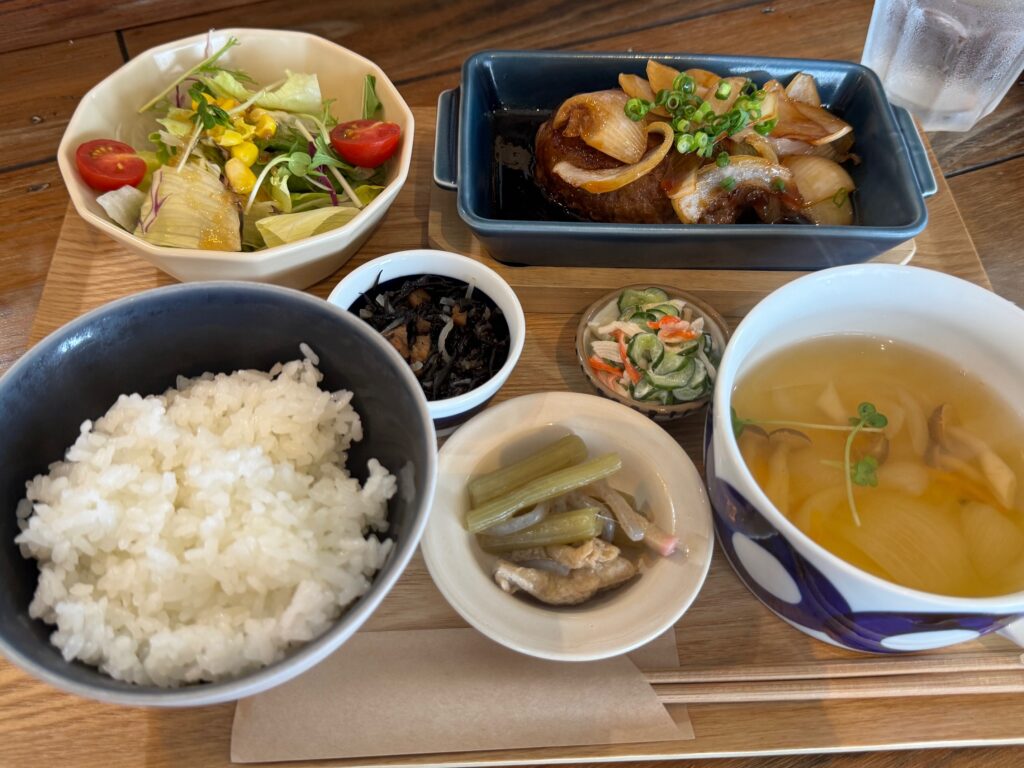 Dining Kitchen Genieの佐賀牛ハンバーグ&地元野菜の贅沢プレート