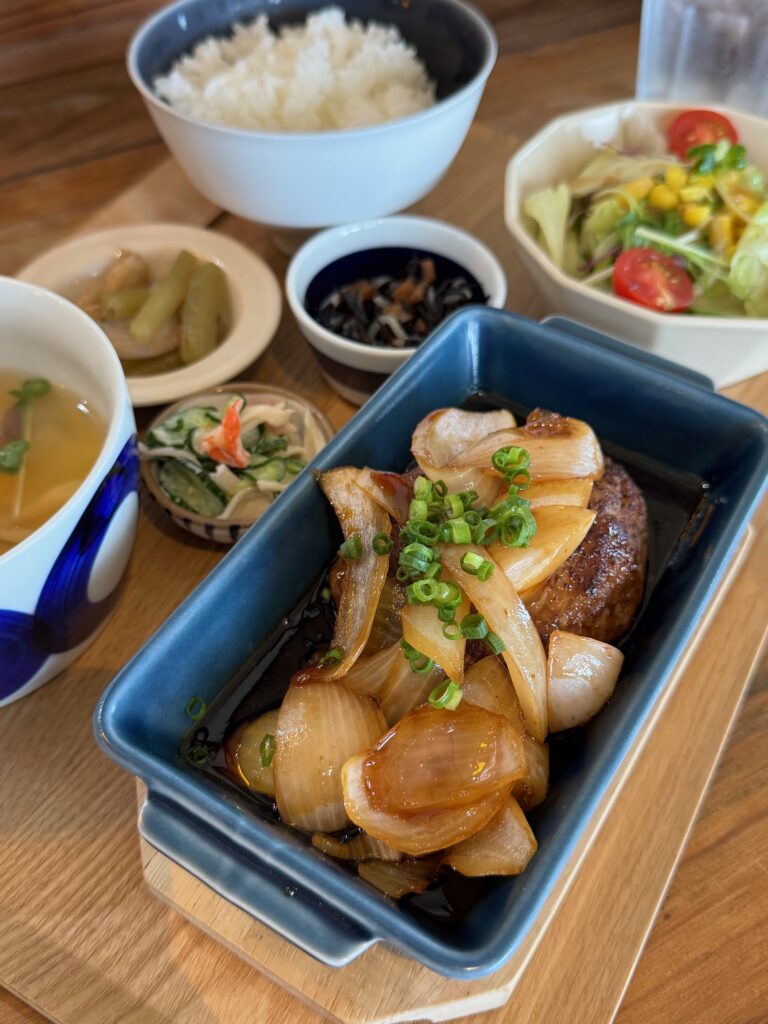佐賀牛ハンバーグに新玉ねぎがのった贅沢ランチプレート