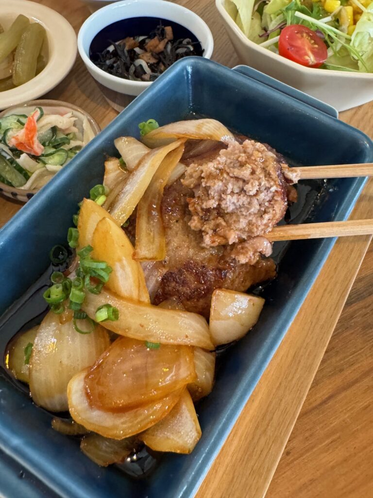 佐賀牛ハンバーグに新玉ねぎがのった贅沢ランチプレート