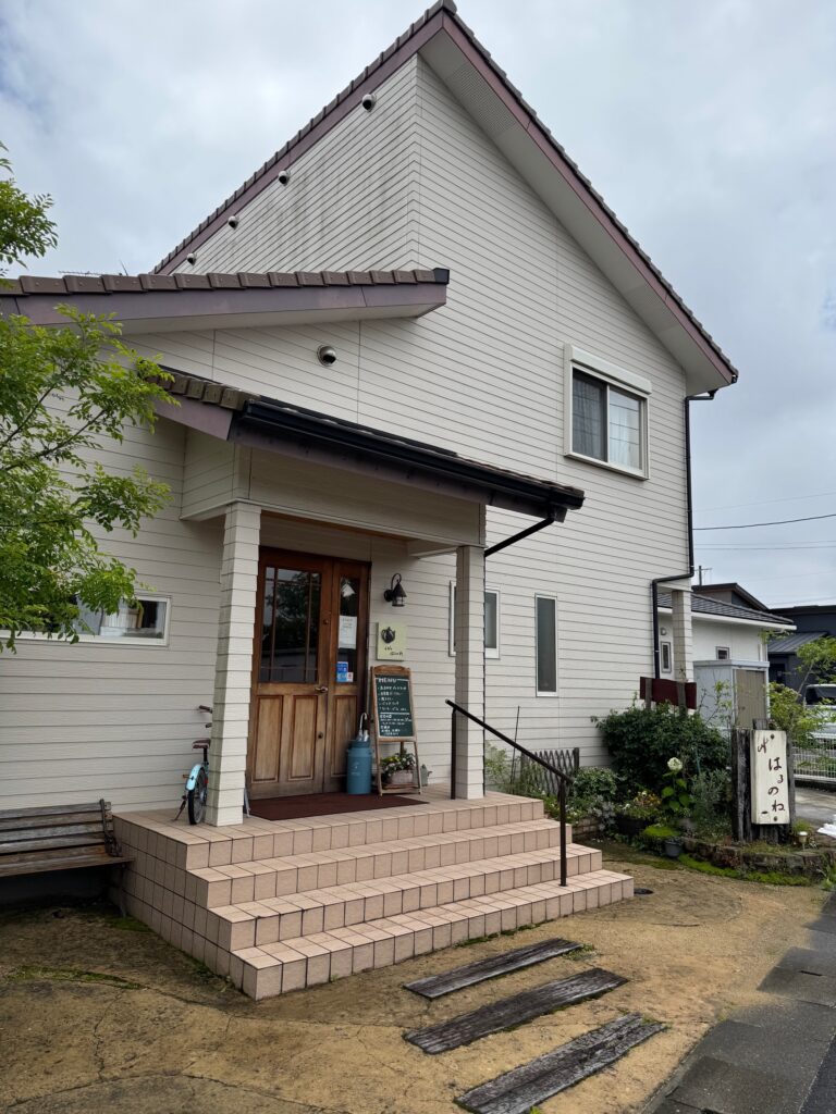 白石町の静かな住宅街に佇むcafe はるのねの外観