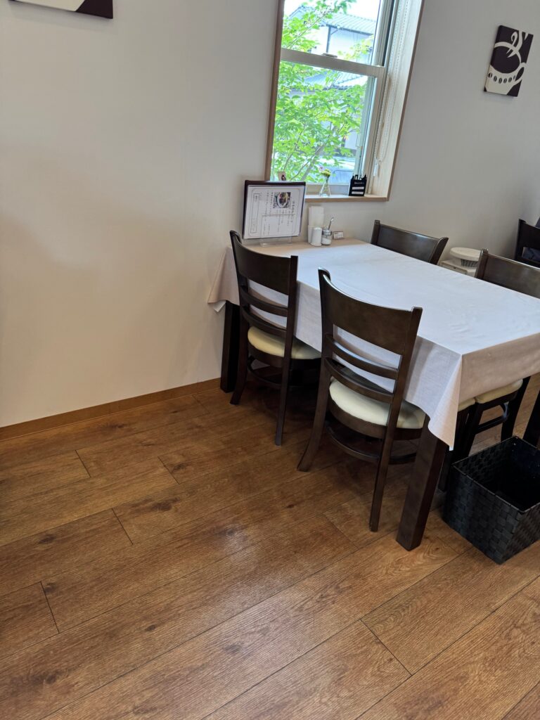 木の温もりを感じるcafe はるのねの店内