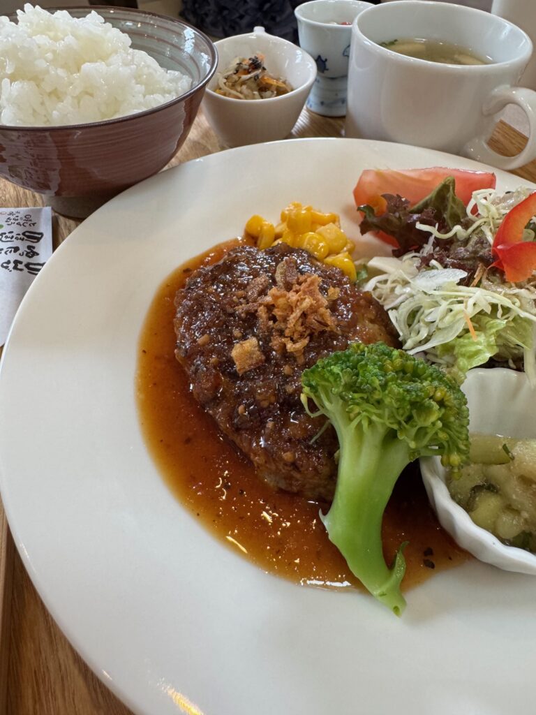 色とりどりに盛りつけられたcafe はるのねのおまかせプレートランチ