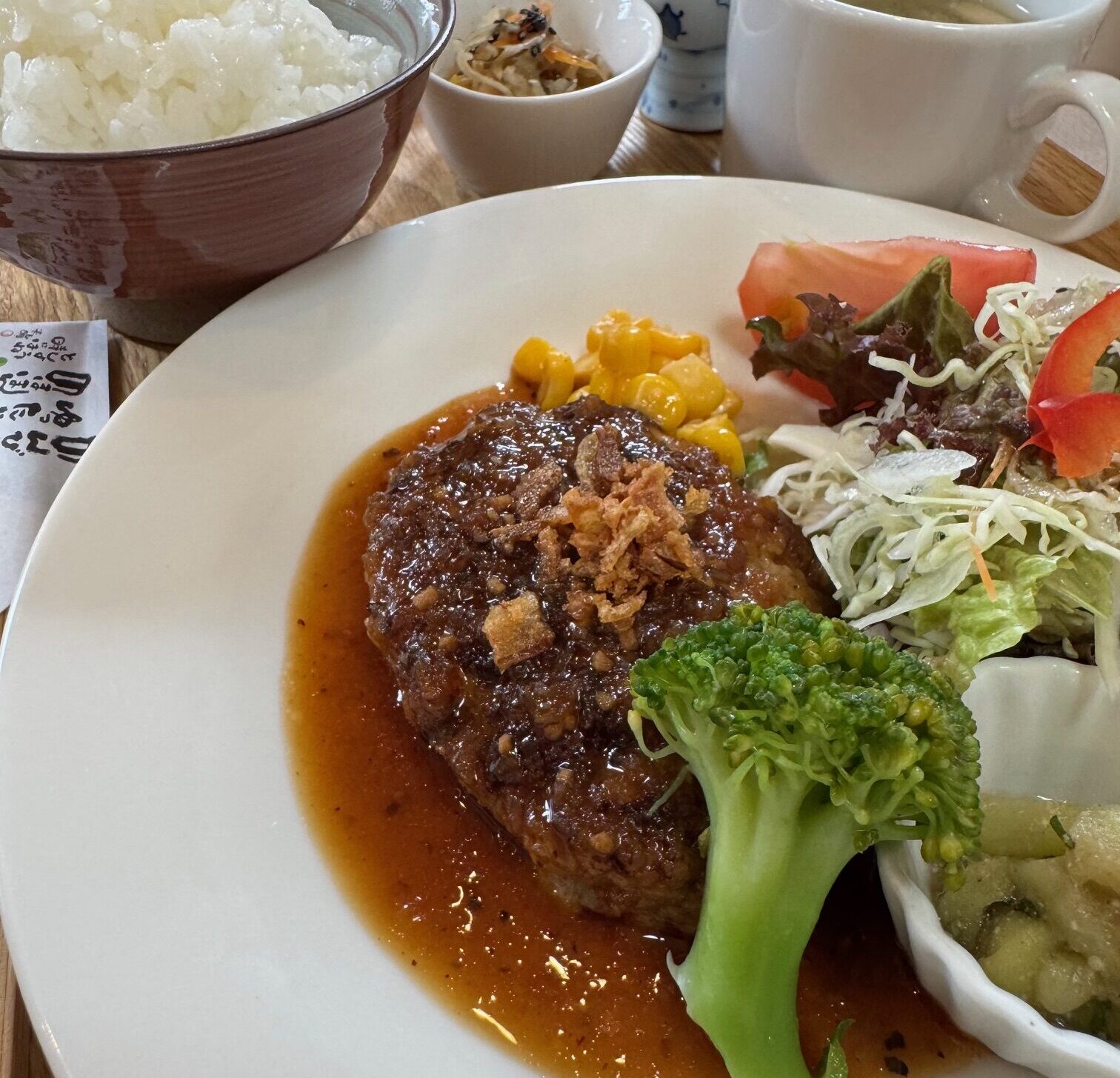 雑穀ごはんと豆腐ハンバーグが主役の、彩り豊かなはるのねランチ