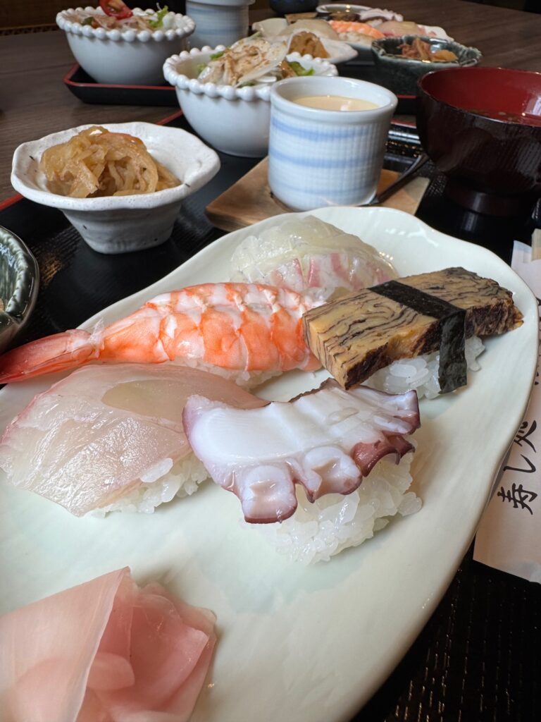 はた寿しの鯛・海老・タコなど新鮮なネタの寿司5貫
