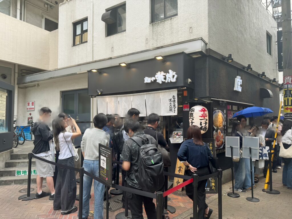 「麺や兼虎 天神本店の外観|平日でも30人以上が並ぶ人気ラーメン店」