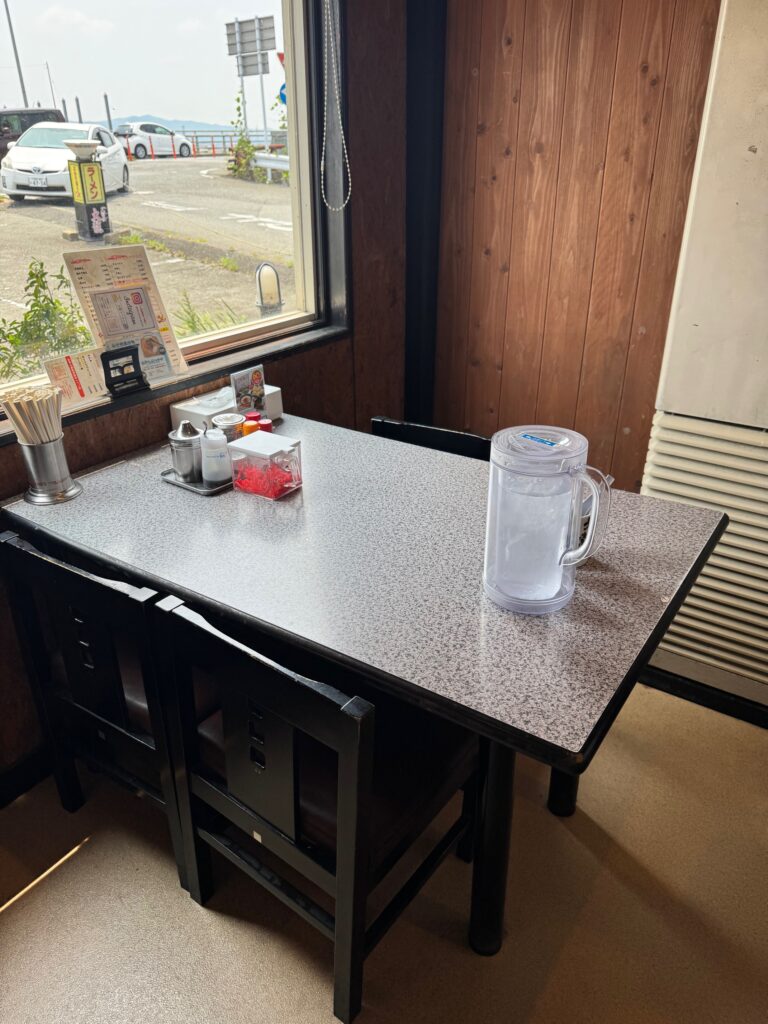 大龍ラーメン小森野店のテーブル席