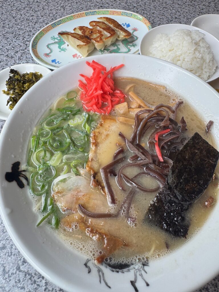 大龍ラーメンの平日限定スーパーセットの豚骨ラーメン