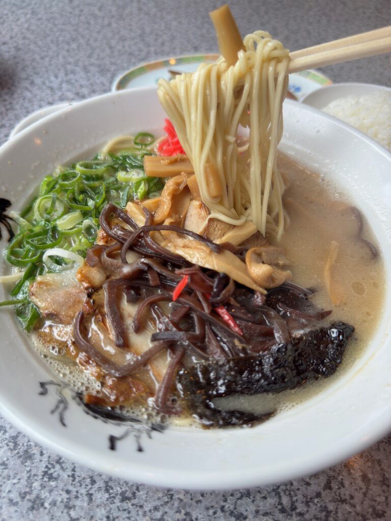 大龍ラーメンの豚骨ラーメンの麺