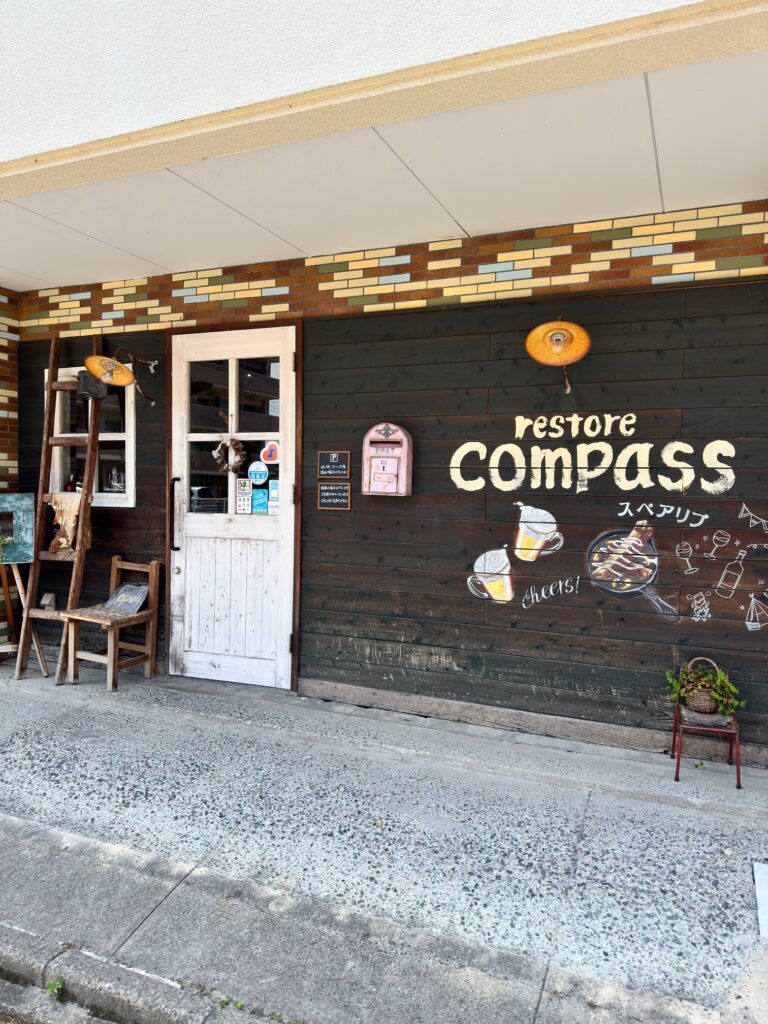 佐賀市にあるレストアーコンパスの外観。木の温もりを感じる山小屋風の佇まい。