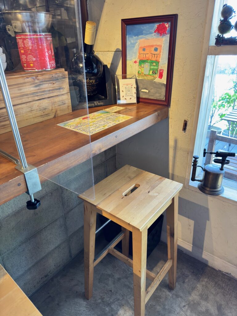 木を基調としたレトロな内装の店内。テーブル席とカウンター席が並ぶ。