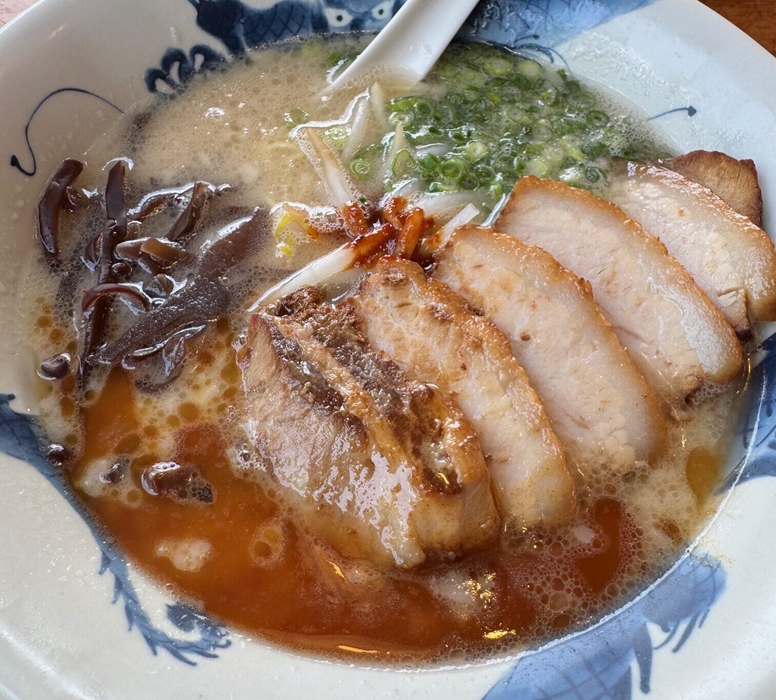 龍の家 上津本店のこく味ラーメン。トロトロのチャーシューと濃厚スープが特徴