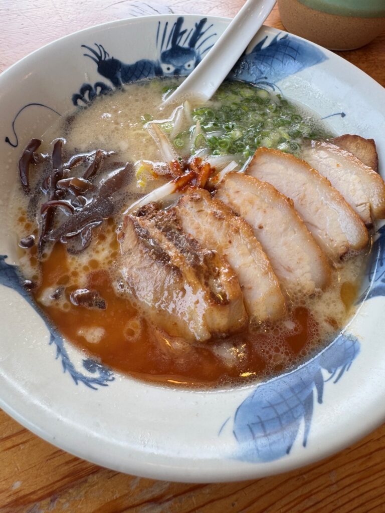 龍の家 上津本店のチャーシューラーメン。大きなチャーシューがインパクト大
