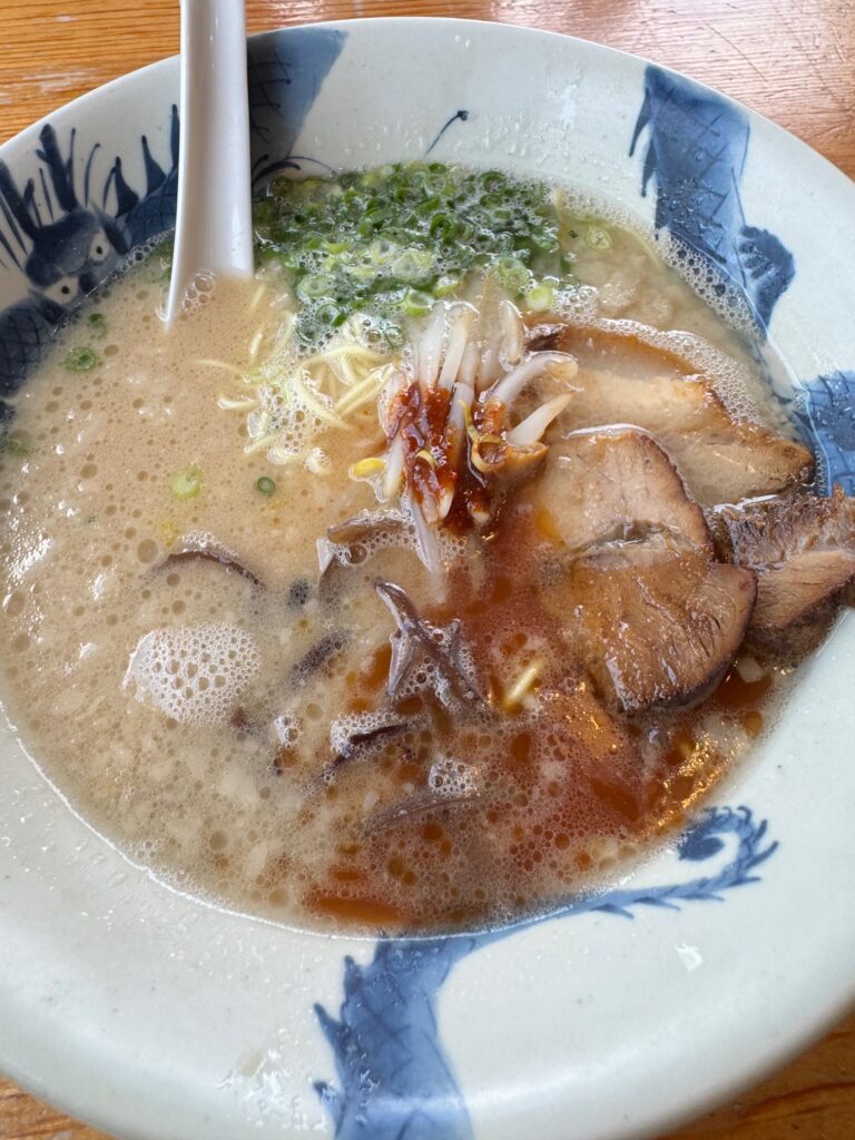 龍の家 上津本店のこく味ラーメン。トロトロのチャーシューと濃厚スープが特徴