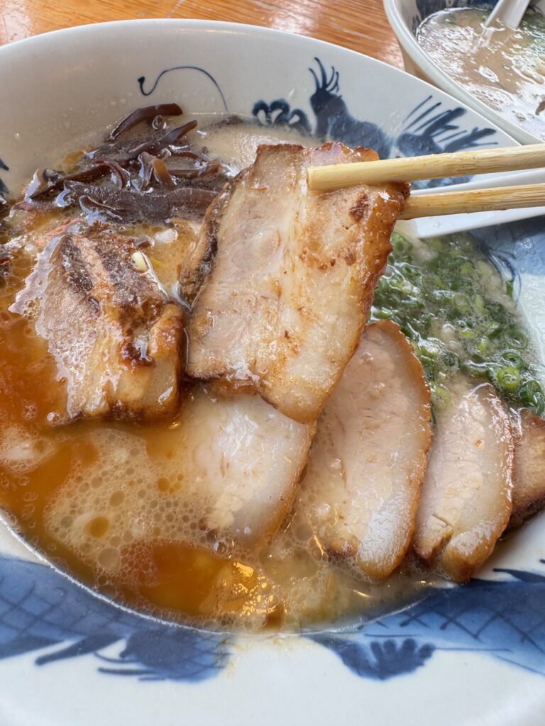 龍の家 上津本店のチャーシューラーメン。大きなチャーシューがインパクト大