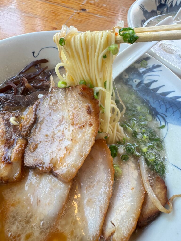 龍の家 上津本店のチャーシューラーメン。スープと相性バツグンの麺