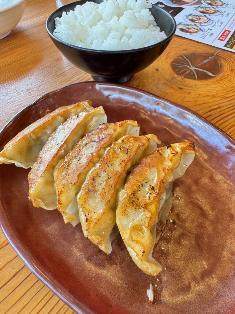 龍の家 上津本店のセットメニューの餃子。カリッとジューシーな一品